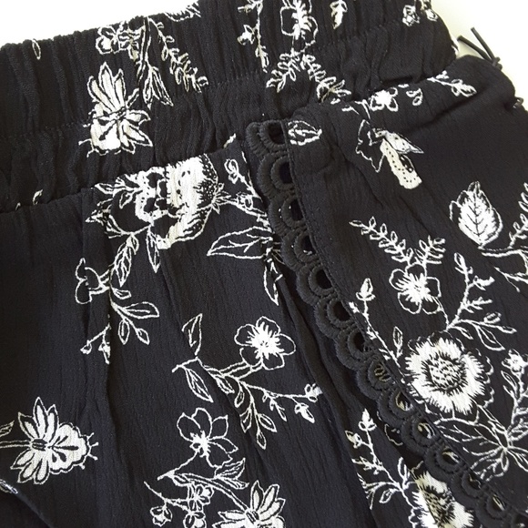 LAST 1! Black floral tulip hem shorts - Picture 6 of 7